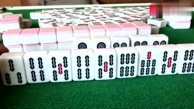 农村小伙第一次打麻将,摸了一张五条自摸都不知道,还看了半天!