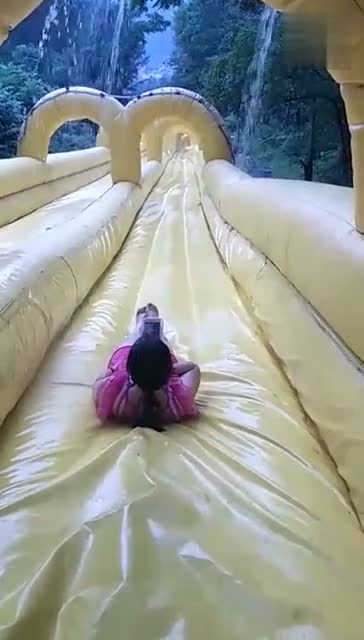 这位小姐姐又火了,玩水上滑梯时遇到这样尴尬一幕,笑的我肚子疼
