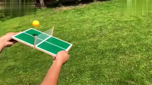 小伙制作了个乒乓球桌 你们一次性能打多少个呢