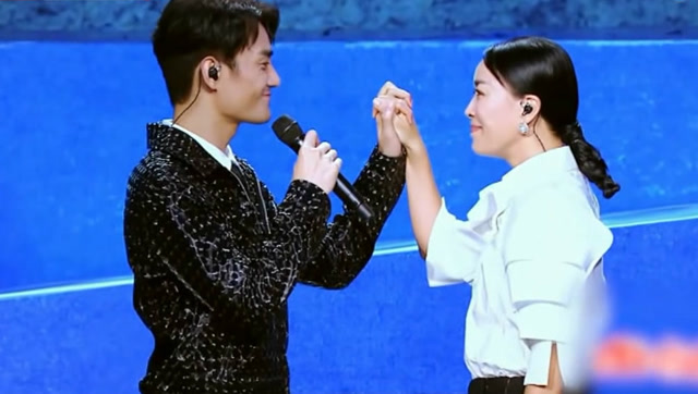 那英王凯深情对唱,十指相扣入戏太深,画面大显爱意