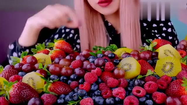 美女小姐姐吃一堆水果,视觉与听觉的盛宴