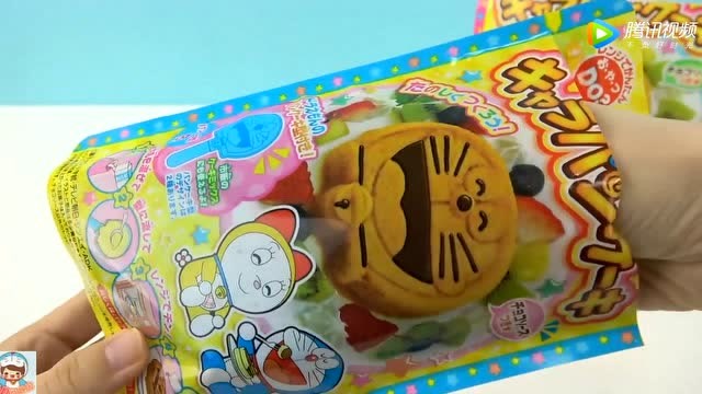 《玩具益趣园》今天的要做的食玩是哆啦a梦的小面饼
