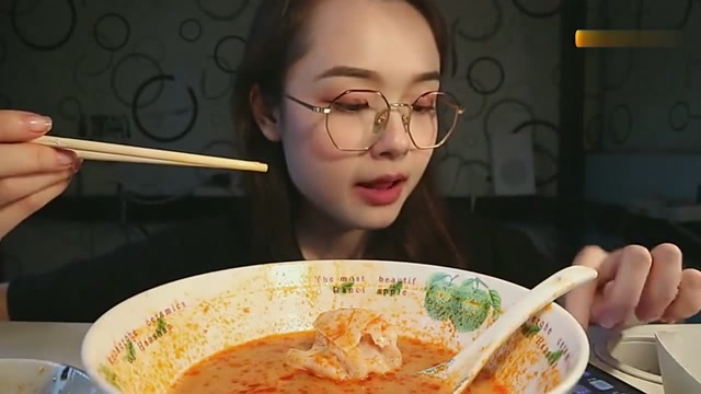 美女小姐姐吃美味馄饨,最后一个蛤蜊也不放过,看起来很美味啊