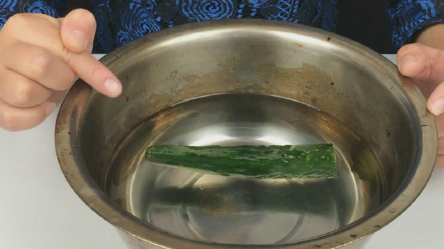 黄瓜放水里泡一泡太厉害了,男人女人都需要,看完赶紧试一试