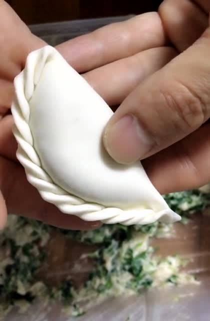 面点师慢动作教你包饺子,这样捏花边很好看,学起来非常容易!
