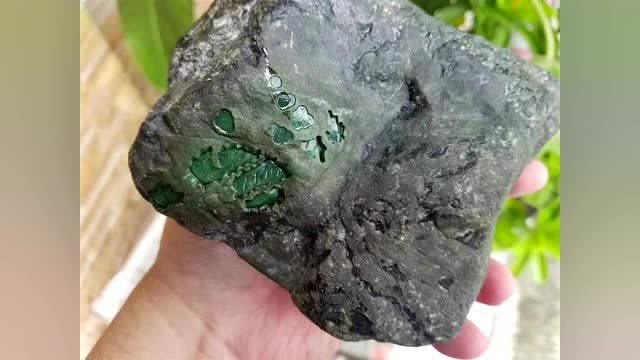 莫弯基开窗色料,皮壳有白雾层,开窗处色多,喜欢的朋友联系