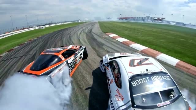 俩车在赛道上急速狂飙,看的人热血沸腾!果然,没有男人不爱车!