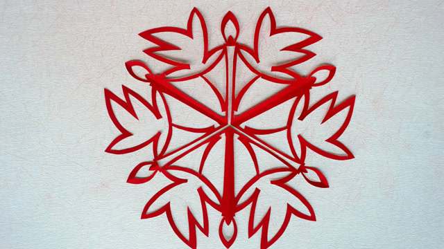 蜡烛枫叶剪纸,相互交叉,反复出现的蜡烛,有可透视的立体美感!