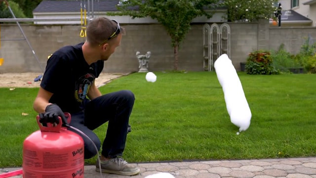 小哥制作出了白云?氦气和洗洁精制造出"白云",魔性飘呀飘