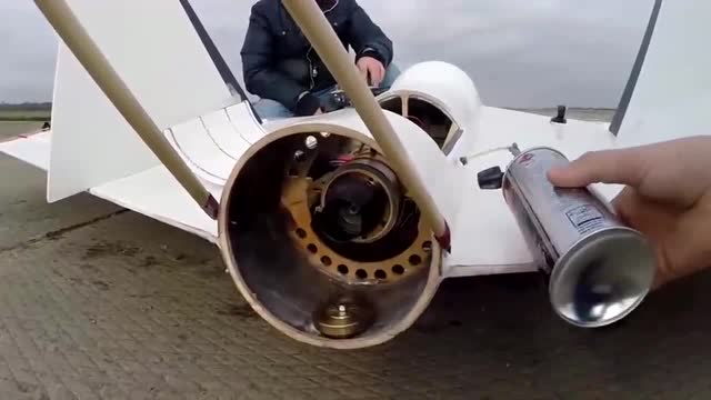 俄罗斯一位大神自制了一架玩具版喷气式飞机