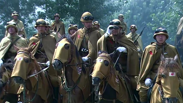 一群小鬼子设圈套想伏击八路军骑兵队,没想到被两个穷小伙搅了局