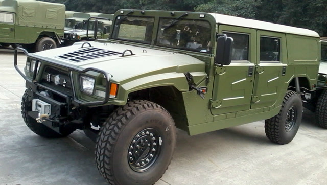 老板是一位军事迷:花90万买辆东风猛士,看到车内座椅时妻子笑了