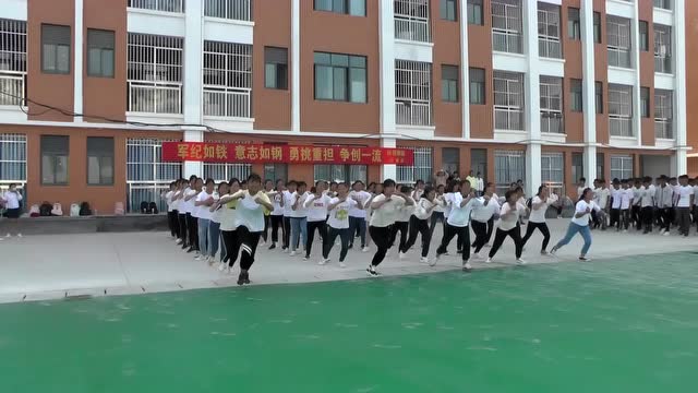 沾益一中2018级新生军训汇报表演