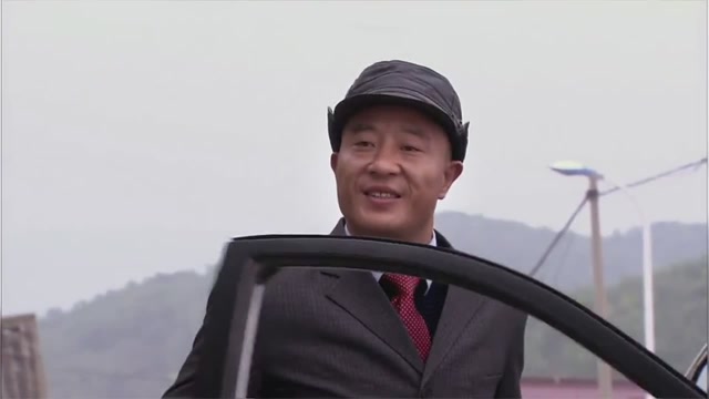 赵四当副总一身西服,刘能羡慕了:这当上副总就鸟枪换炮了