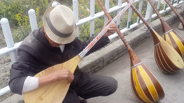 都塔尔是新疆民族乐器,深受当地人喜欢