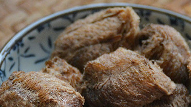 树上这种猴儿包农村娃烤熟吃得香现在价值很高