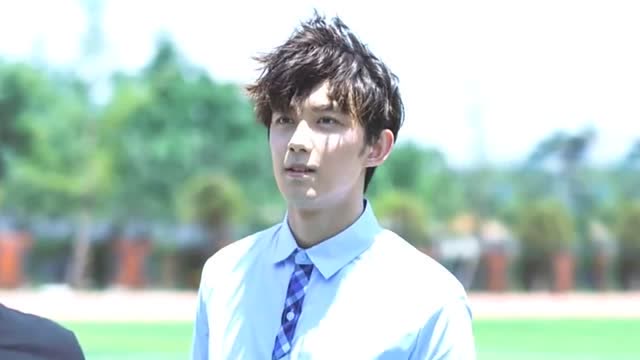 吴磊回学校拍毕业照祝福同学前程似锦五官清秀阳光帅气