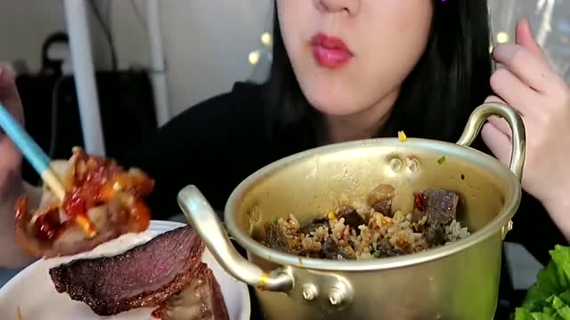 美食吃播美女吃自己做的拌饭和烤肉,馋得我直咽口水