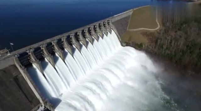 宏伟的大型水闸泄洪的瞬间,那感觉看着太霸气了!