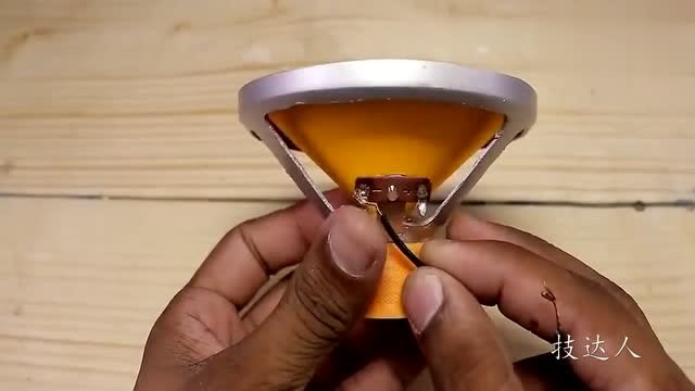 牛人用简单工具制作喇叭,看完才觉得扬声器原理真简单!