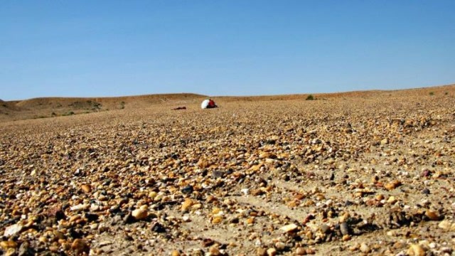 中国新疆的"宝石滩",自然形成的满宝石,如今却成这番样子