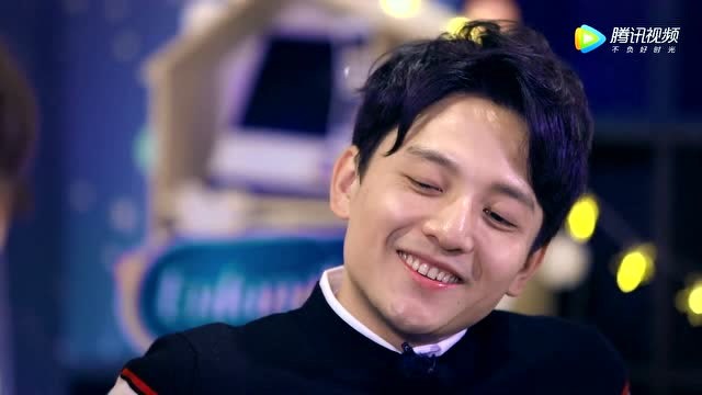 百克力自言无法离开老婆,果而偷偷准备礼物,百克力偷瞄