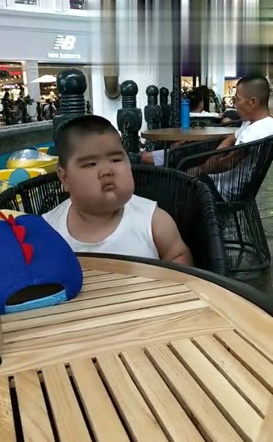 5岁小胖子出去玩,本以为他会很低调,网友:我就知道会这样