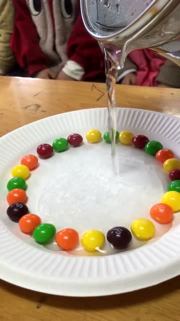 彩虹糖加一杯水