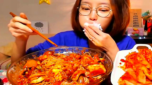 美女姐姐吃辣炒章鱼,包裹在淡淡甜味的韩式酱汁中,海鲜鲜嫩很美味