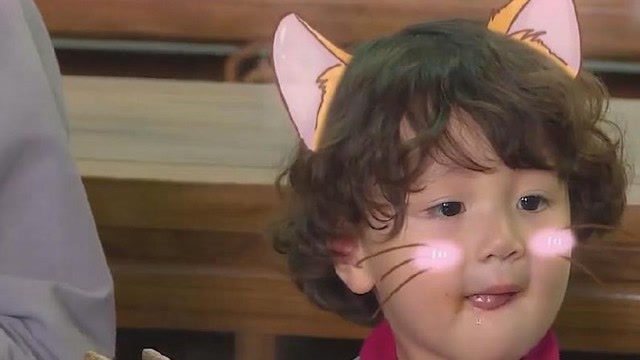 放开我北鼻 豪豪乖巧吃饭,噗噗变"大胃王"哥哥们一脸不可思议