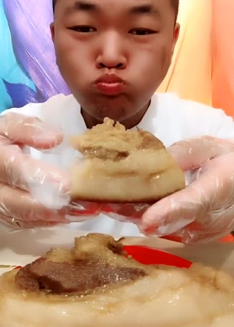 真佩服双哥这吃法,直接上手抓着大肥肉就开吃,吃的满嘴流油,香
