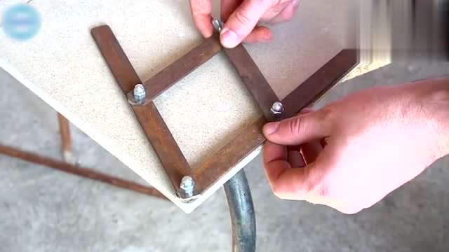 测试修理工自制的三角工具,用来测量瓷砖,真是太实用了