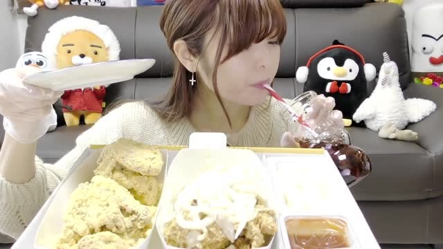 外国很会吃的吃货达人togimochi korea,美女吃炸鸡套餐,份量很足!