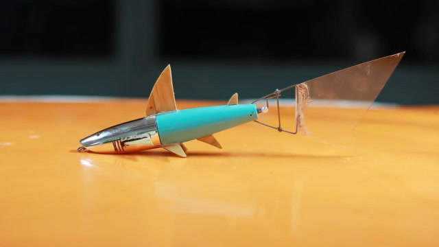 手工达人带你学习用废旧零件制作发条玩具鱼的方法,创意十足!