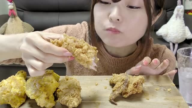 外国很会吃的吃货达人togimochi korea,美女吃炸鸡,吃的很喜悦!