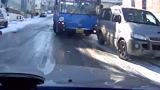 这辆蓝色轿车，撞了车主就跑了，留下车主在那无法动弹！