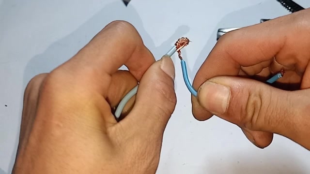老电工都不教的硬铜线接线方法,手法专业又牢固,还不会接虚漏电