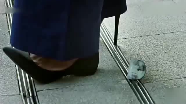 美女的高跟鞋被卡住刚好被前夫撞见结果美女的行为好霸气