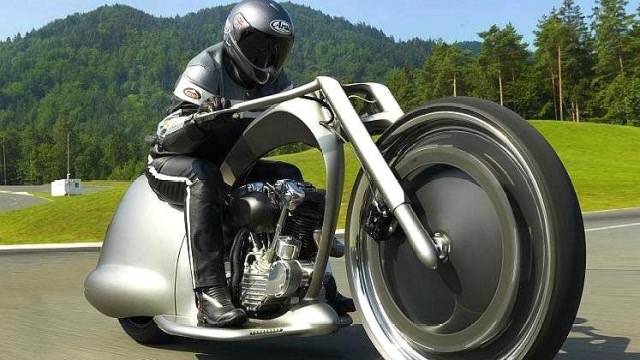 至今为止见到过最拉风的摩托车,排量秒杀汽车,停车居然看不到后轮