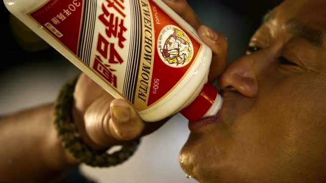 战狼2:冷锋如此能喝,一瓶茅台酒就这么干了