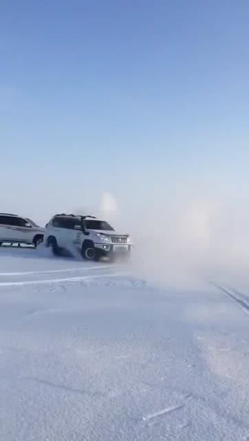 丰田普拉多雪地漂移停车的正确姿势