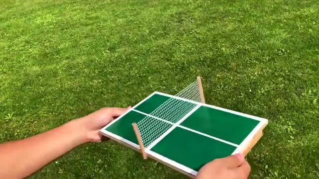 小伙制作了个乒乓球桌,你们一次性能打多少个呢