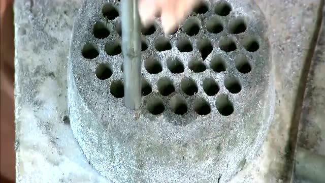 纯手工制作的蜂窝煤你见过吗,小伙这手艺没的说,让我属实的佩服!