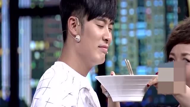 非常静距离:陈赫闭着眼尝味道,一口就尝出了妈妈的味道,太暖心了