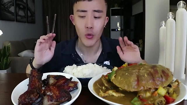 吃播:光小强吃有着满满蟹黄的咖喱面包蟹,啃着滋滋冒油的烤羊排