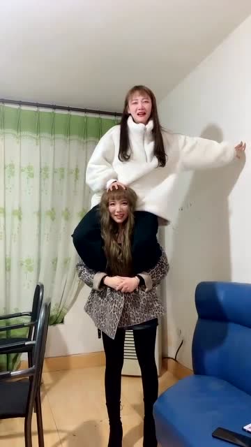 女儿骑在40岁妈妈脖子上,妈妈轻松地笑了她吓哭了,真厉害!