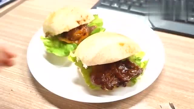 办公室小野:烫发机做土耳其烤肉,感觉入口美滋滋,厉害了小野!