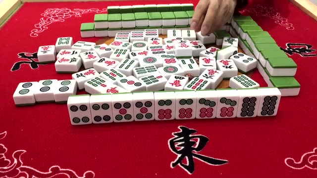 东北美女打麻将胆大心细几圈下来被她胡把筒一色的碰碰胡