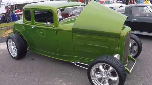 军绿色的豪车是不是很养眼,看着太舒服了,喜欢!