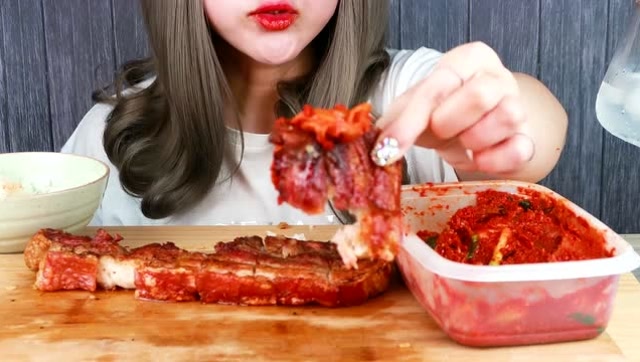 看看女孩吃的泡菜有多辣?红红的全是辣椒,你敢吃吗?